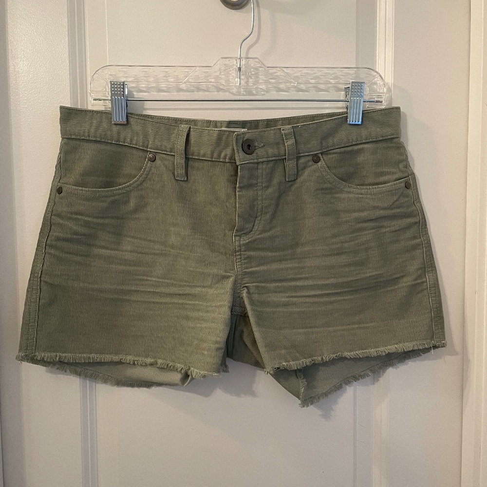 Women's Carve Designs Oahu Shorts in Green Corduroy - Size 4